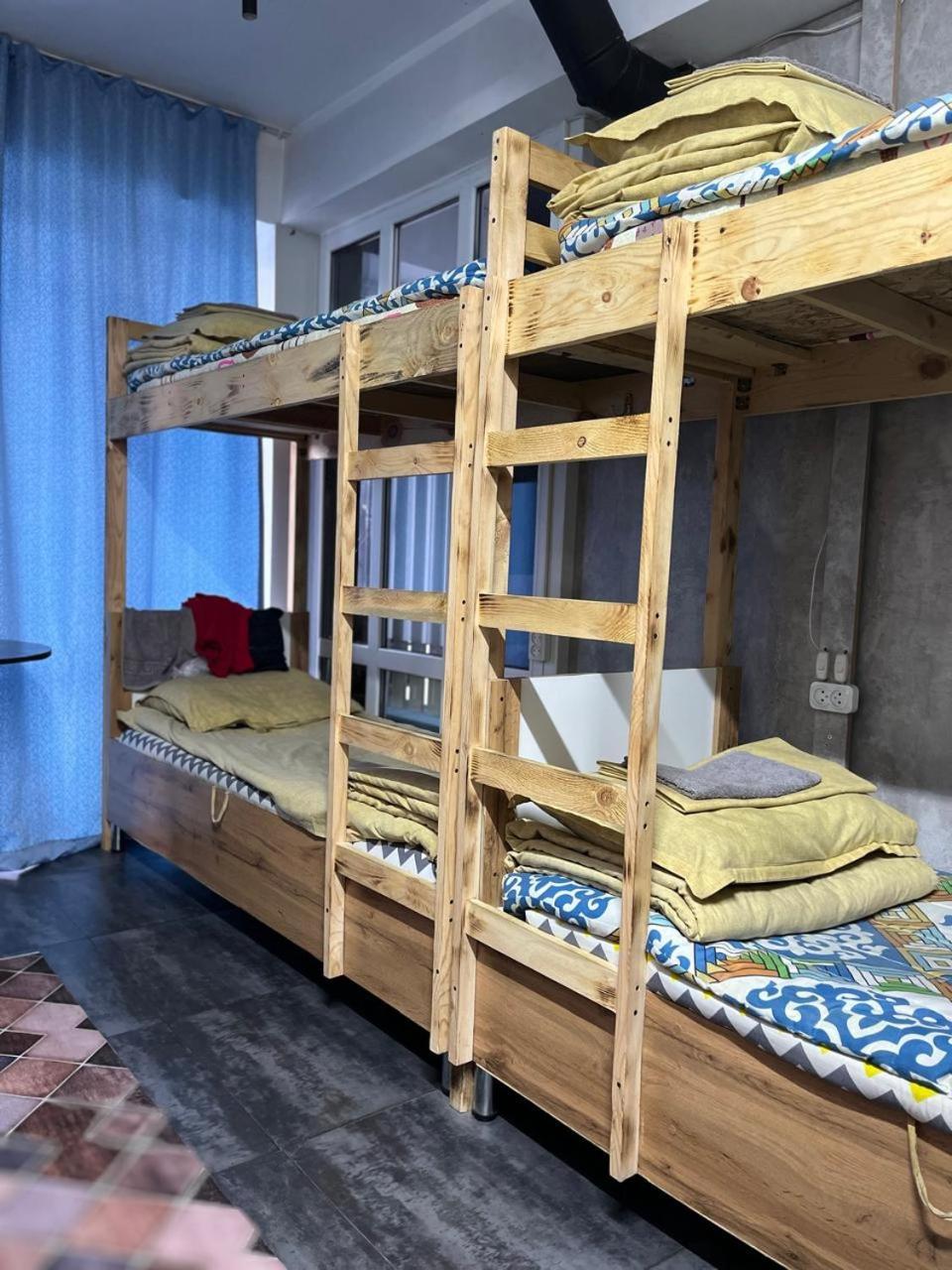 Hostel Del Luna Almaty Esterno foto